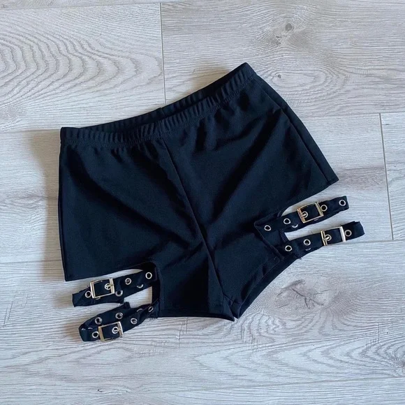 SHEIN buckle belt shorts - Picture 2 of 3